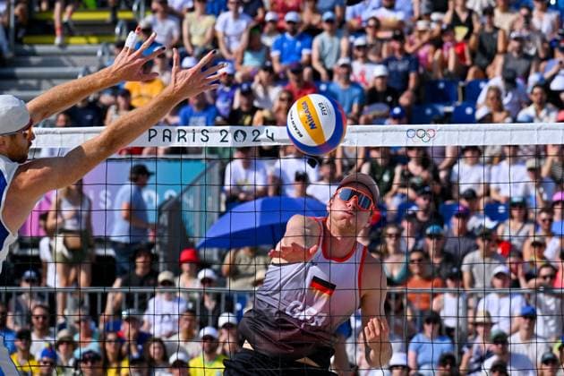 Olympische Spiele Beach volleyball, Beachvolleyball ; Paris 30.07.2024 Vorrunde, Herren, GER_FRA, Nils Ehlers (1, GER), im Angriff Copyright: xBEAUTIFULxSPORTS TomxBlochx