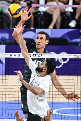 Paris 2024, Volleyball, Männer, Italien - Ägypten Parigi (Francia) 30 07 2024 - Olimpiadi Parigi 2024 Volley Italia-Egitto foto Image nella foto: Roberto Russo-Abdelsalam Abdelmoaty Mostafa Gaber 