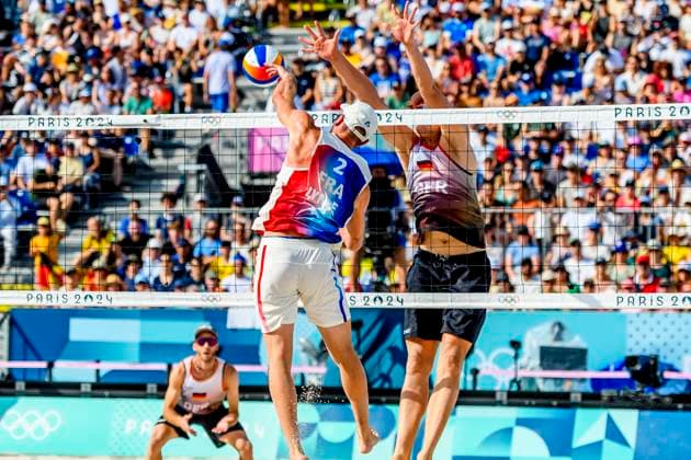 FRA, Olympische Sommerspiele Paris 2024, Beach volleyball, Beachvolleyball , Vorrunde - Gruppe C, Spiel 3, Ehlers Wickler (GER) vs Bassereau Lyneel (FRA) 30.07.2024, Champ de Mars, Paris, FRA, Olympische Sommerspiele Paris 2024, Beach Volleyball , Vorrunde - Gruppe C, Spiel 3, Ehlers Wickler (GER) vs Bassereau Lyneel (FRA) , im Bild Lyneel Julien(FRA) mit Ehlers Nils (GER) und Wickler Clemens (GER)