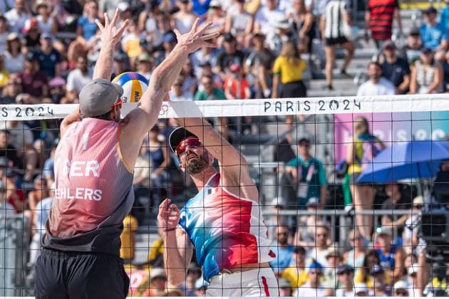 Julien Lyneel (FRA) - Volleyball de plage - Beach volleyball, Beachvolleyball Men’s Beach Volleybal event, Preliminary pool C during the Olympic Games, Olympische Spiele, Olympia, OS Paris 2024 JO 2024 : Volleyball de plage - Jeux Olympiques 2024 - Paris2024 - Paris - 30 07 2024 DPPI Panoramic 