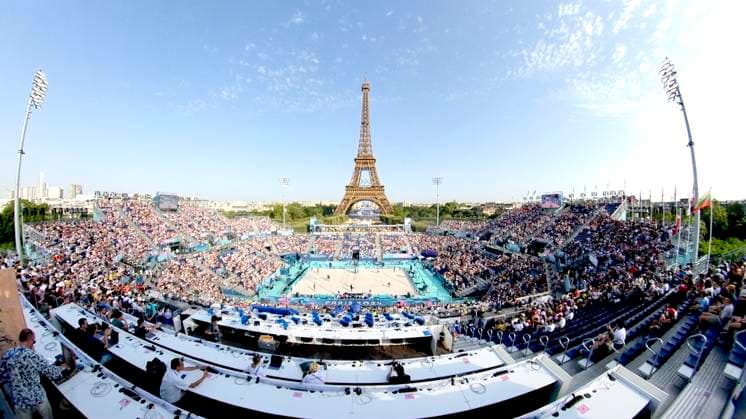 FRA, Olympische Sommerspiele Paris 2024, Beach volleyball, Beachvolleyball , Vorrunde - Gruppe C, Spiel 3, Ehlers Wickler (GER) vs Bassereau Lyneel (FRA) 30.07.2024, Champ de Mars, Paris, FRA, Olympische Sommerspiele Paris 2024, Beach Volleyball , Vorrunde - Gruppe C, Spiel 3, Ehlers Wickler (GER) vs Bassereau Lyneel (FRA) , im Bild feature Beachvolleyball Stadion Übersicht mit dem Eiffelturm