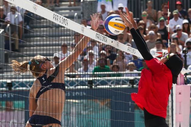 FRANCE, PARIS - JULY 30, 2024: Valentina Gottardi (L) of Italy and Marwa Abdelhady of Egypt compete in a women s Pool A - Preliminary Phase Beach volleyball, Beachvolleyball match at the 2024 Summer Olympic Games, Olympische Spiele, Olympia, OS by the Eiffel Tower on the Champ de Mars. Alexander Shcherbak TASS  72534435