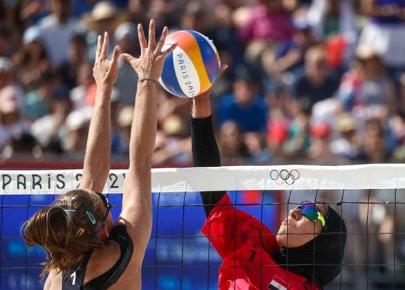 FRANCE, PARIS - JULY 30, 2024: Valentina Gottardi (L) of Italy and Marwa Abdelhady of Egypt compete in a women s Pool A - Preliminary Phase Beach volleyball, Beachvolleyball match at the 2024 Summer Olympic Games, Olympische Spiele, Olympia, OS by the Eiffel Tower on the Champ de Mars. Alexander Shcherbak TASS  72534436
