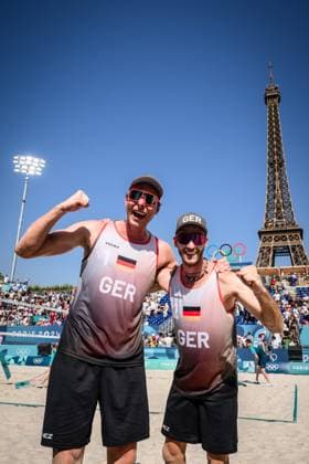 30.07.2024, Paris, Stadion Eiffelturm Beachvolleyball, Olympische Spiele, Vorrunde Jubel Nils Ehlers (links) und Clemens Wickler (GER) nach Sieg