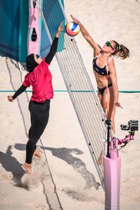 30.07.2024, Paris, Stadion Eiffelturm Beachvolleyball, Olympische Spiele, Vorrunde Doaa Elghobashy (EGY, links) im Netzduell mit Valentina Gottardi (ITA)