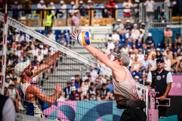 30.07.2024, Paris, Stadion Eiffelturm Beachvolleyball, Olympische Spiele, Vorrunde Angriff Julien Lyneel (FRA, links) - Block Nils Ehlers (GER)