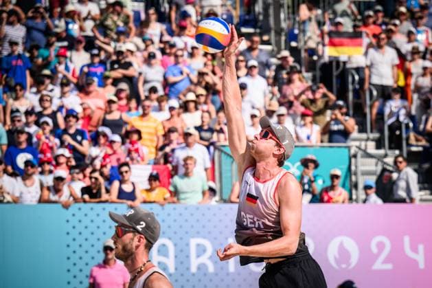 30.07.2024, Paris, Stadion Eiffelturm Beachvolleyball, Olympische Spiele, Vorrunde Service Aufschlag Nils Ehlers (GER)