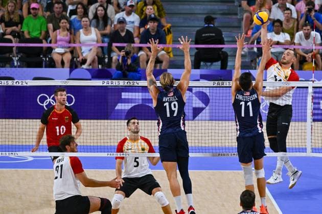 Olympische Spiele (Volleyball: GER vs USA); Paris 30.07.2024 Paris 2024, Olympia, Volleyball, South Paris Arena, Männer, Deutschland (in Weiss) gegen USA (in Blau); Moritz Karlitzek gegen 11 Micah Christenson und 19 Taylor Averill, Copyright: xBEAUTIFULxSPORTS TomxBlochx