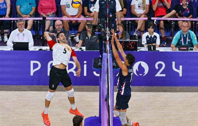 Olympische Spiele (Volleyball: GER vs USA); Paris 30.07.2024 Paris 2024, Olympia, Volleyball, South Paris Arena, Männer, Deutschland (in Weiss) gegen USA (in Blau); Moritz Reichert 5 im Angriff gegn Micah Christenson 11, Copyright: xBEAUTIFULxSPORTS TomxBlochx