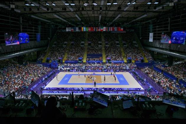 Olympische Spiele (Volleyball: GER vs USA); Paris 30.07.2024 Paris 2024, Olympia, Volleyball, South Paris Arena, Männer, Deutschland (in Weiss) gegen USA (in Blau); Totale, Zuschauer, Copyright: xBEAUTIFULxSPORTS TomxBlochx