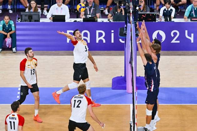 Olympische Spiele (Volleyball: GER vs USA); Paris 30.07.2024 Paris 2024, Olympia, Volleyball, South Paris Arena, Männer, Deutschland (in Weiss) gegen USA (in Blau); Moritz Reichert 5 im Angriff gegen US_Dreierblock Copyright: xBEAUTIFULxSPORTS TomxBlochx