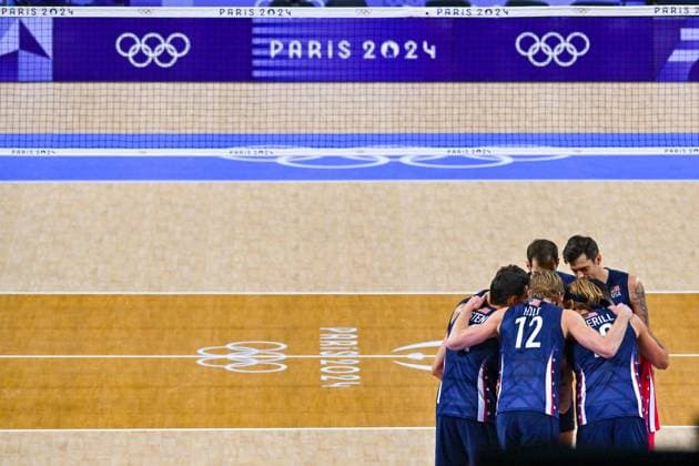 Olympische Spiele (Volleyball: GER vs USA); Paris 30.07.2024 Paris 2024, Olympia, Volleyball, South Paris Arena, Männer, Deutschland (in Weiss) gegen USA (in Blau); Team USA, Logo Paris 2024 Copyright: xBEAUTIFULxSPORTS TomxBlochx