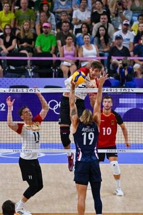 Olympische Spiele (Volleyball: GER vs USA); Paris 30.07.2024 Paris 2024, Olympia, Volleyball, South Paris Arena, Männer, Deutschland (in Weiss) gegen USA (in Blau); Tobias Krick gegen 19 Taylor Averill Copyright: xBEAUTIFULxSPORTS TomxBlochx