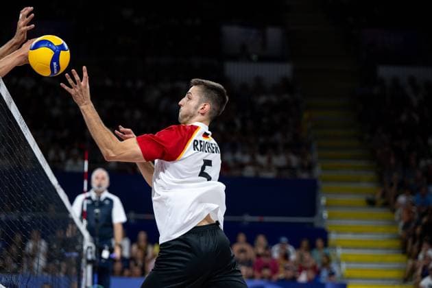 REICHERT Moritz (Deutschland, 05) am Ball am Netz, FRA, Olympische Spiele Paris 2024, Volleyball, Herren, Vereinigte Staaten von Amerika (USA) vs Deutschland (GER), Gruppenphase, Pool C, 30.07.2024 FRA, Olympische Spiele Paris 2024, Volleyball, Herren, Vereinigte Staaten von Amerika (USA) vs Deutschland (GER), Gruppenphase, Pool C, 30.07.2024 Paris Copyright: xEibner-Pressefoto Memmlerx EP_MMR