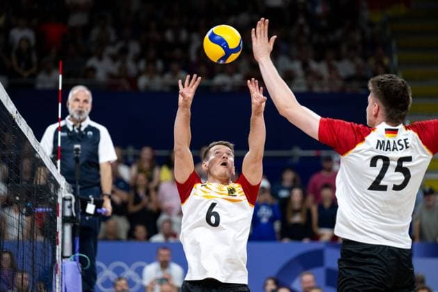 TILLE Johannes (Deutschland, 06) am Ball, davor MAASE Lukas (Deutschland, 25), FRA, Olympische Spiele Paris 2024, Volleyball, Herren, Vereinigte Staaten von Amerika (USA) vs Deutschland (GER), Gruppenphase, Pool C, 30.07.2024 FRA, Olympische Spiele Paris 2024, Volleyball, Herren, Vereinigte Staaten von Amerika (USA) vs Deutschland (GER), Gruppenphase, Pool C, 30.07.2024 Paris Copyright: xEibner-Pressefoto Memmlerx EP_MMR