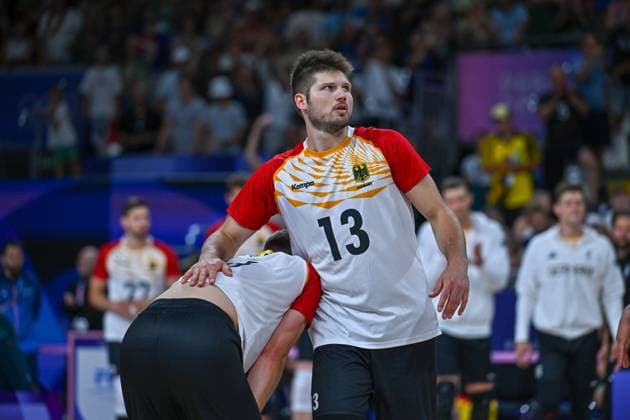Sport Bilder des Tages Olympische Spiele (Volleyball: GER vs USA); Paris 30.07.2024 Paris 2024, Olympia, Volleyball, South Paris Arena, Männer, Deutschland (in Weiss) gegen USA (in Blau); 13 Ruben Schott tröstet Johannes Tille links, der den Aufschlag zum Matchball USA verschlagen hat, Copyright: xBEAUTIFULxSPORTS TomxBlochx