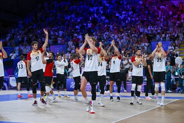Olympische Spiele (Volleyball: GER vs USA); Paris 30.07.2024 Paris 2024, Olympia, Volleyball, South Paris Arena, Männer, Deutschland (in Weiss) gegen USA (in Blau); Team Deutschland enttäuscht nach der knappen Niederlage, 21 Tobias Krick, 12 Anton Brehme, 22 Tobias Brand, Copyright: xBEAUTIFULxSPORTS TomxBlochx