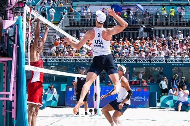 Andrew Benesh (USA) - Volleyball de plage - Beach volleyball, Beachvolleyball Men’s Beach Volleybal event, Preliminary pool D during the Olympic Games, Olympische Spiele, Olympia, OS Paris 2024 JO 2024 : Volleyball de plage - Jeux Olympiques 2024 - Paris2024 - Paris - 30 07 2024 DPPI Panoramic 