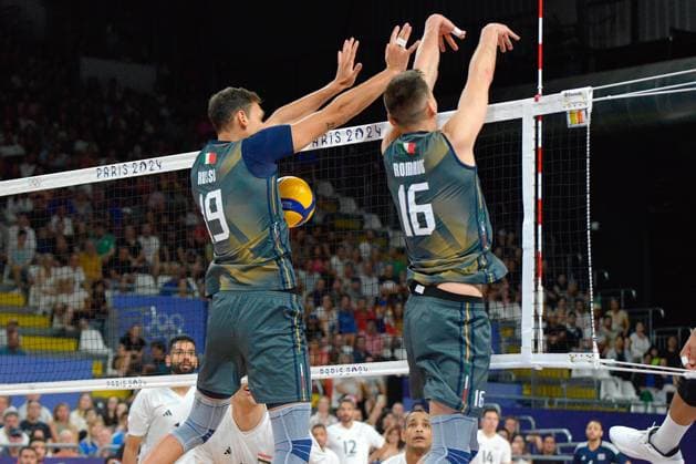 Italy wall opposit Egypt attack during Men s Volleyball - Italy vs Egypt, Olympic Games, Olympische Spiele, Olympia, OS Paris 2024 in Paris, France, July 30 2024  Copyright: xPasqualexGolia IPAxSportx xipa-ax xx IPA_48398060 IPA_Agency_IPA48398060