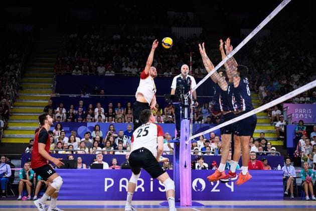 30.07.2024, Paris, Arena Paris Süd Volleyball, Olympische Spiele, Vorrunde, Deutschland (GER) vs. USA Angriff Moritz Karlitzek ( 14 GER) gegen Dreierblock Block Micah Christenson ( 11 USA), Taylor Averill ( 19 USA), Torey Defalfo ( 8 USA)