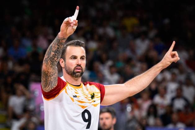 30.07.2024, Paris, Arena Paris Süd Volleyball, Olympische Spiele, Vorrunde, Deutschland (GER) vs. USA Jubel Georg Grozer ( 9 GER) *** 30 07 2024, Paris, Arena Paris South Volleyball, Olympic Games, Preliminary round, Germany GER vs USA Cheers Georg Grozer 9 GER