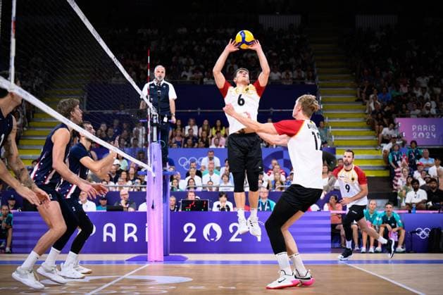30.07.2024, Paris, Arena Paris Süd Volleyball, Olympische Spiele, Vorrunde, Deutschland (GER) vs. USA Zuspiel Johannes Tille ( 6 GER), Anton Brehme ( 12 GER)