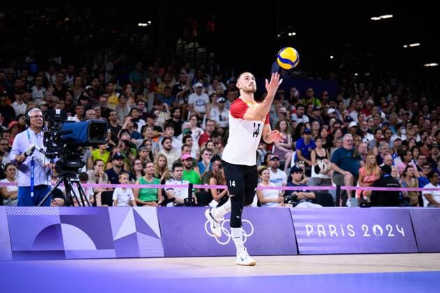 30.07.2024, Paris, Arena Paris Süd Volleyball, Olympische Spiele, Vorrunde, Deutschland (GER) vs. USA Service Aufschlag Moritz Karlitzek ( 14 GER)