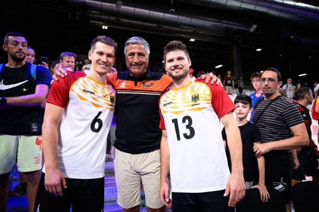 30.07.2024, Paris, Arena Paris Süd Volleyball, Olympische Spiele, Vorrunde, Deutschland (GER) vs. USA Johannes Tille ( 6 GER), Kaweh Niroomand (Manager Berlin Recycling Volleys), Ruben Schott ( 13 GER)