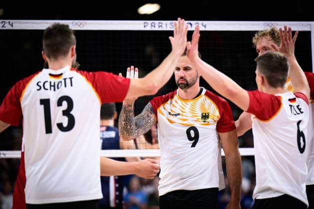 30.07.2024, Paris, Arena Paris Süd Volleyball, Olympische Spiele, Vorrunde, Deutschland (GER) vs. USA Ruben Schott ( 13 GER), Georg Grozer ( 9 GER), Anton Brehme ( 12 GER), Johannes Tille ( 6 GER) enttäuscht enttaeuscht traurig