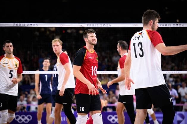30.07.2024, Paris, Arena Paris Süd Volleyball, Olympische Spiele, Vorrunde, Deutschland (GER) vs. USA Team Deutschland um Julian Zenger ( 10 GER) enttäuscht enttaeuscht traurig nach Niederlage