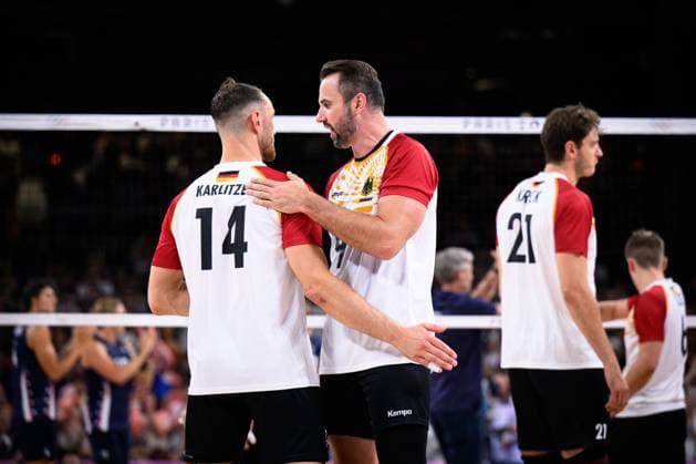 30.07.2024, Paris, Arena Paris Süd Volleyball, Olympische Spiele, Vorrunde, Deutschland (GER) vs. USA Georg Grozer ( 9 GER, rechts) tröstet Moritz Karlitzek ( 14 GER) nach Niederlage