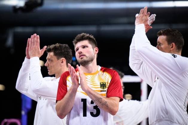 30.07.2024, Paris, Arena Paris Süd Volleyball, Olympische Spiele, Vorrunde, Deutschland (GER) vs. USA Team Deutschland um Ruben Schott ( 13 GER) enttäuscht enttaeuscht traurig nach Niederlage
