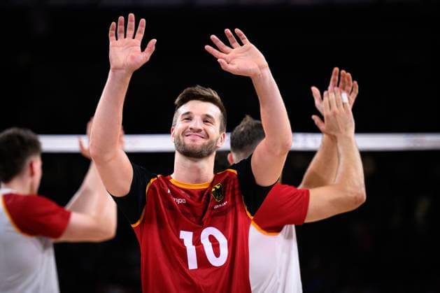 30.07.2024, Paris, Arena Paris Süd Volleyball, Olympische Spiele, Vorrunde, Deutschland (GER) vs. USA Julian Zenger ( 10 GER) nach Niederlage