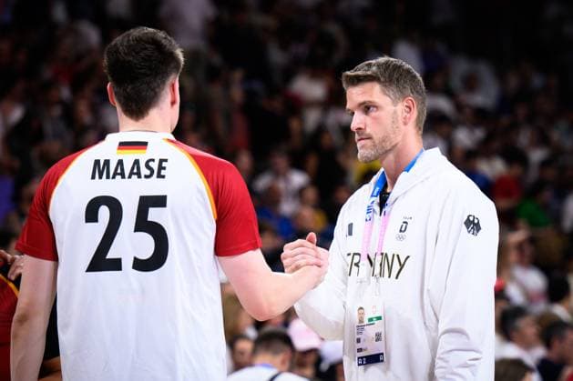 30.07.2024, Paris, Arena Paris Süd Volleyball, Olympische Spiele, Vorrunde, Deutschland (GER) vs. USA Christian Dünnes Duennes (Sportdirektor DVV) mit Lukas Maase ( 25 GER)