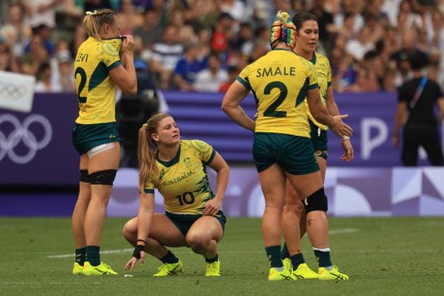 OLY24 RUGBY SEVENS, Australian players dejected following the Rugby Sevens WomenÕs Semi Final match match between Australia and Canada at the 2024 Paris Olympic Games, Olympische Spiele, Olympia, OS in Paris, France, Tuesday, July 30, 2024. ( NO ARCHIVING, EDITORIAL USE ONLY, NO USE IN BOOKS WITHOUT CONSENT PARIS FRANCE  Copyright: xIAINxMCGREGORx 20240731175282586622
