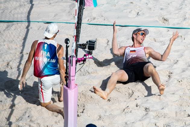 FRA, Olympische Spiele Paris 2024, Beachvolleyball Herren Vorrunde Gruppe C, 30.07.2024 Ehlers Wickler (FRA) vs Bassereau Lynell (FRA) Faul Basserau an Ehlers FRA, Olympische Spiele Paris 2024, Beachvolleyball Herren Vorrunde Gruppe C 30.07.2024 Paris Copyright: xEibner-Pressefoto RogerxBuerkex EP_RBE