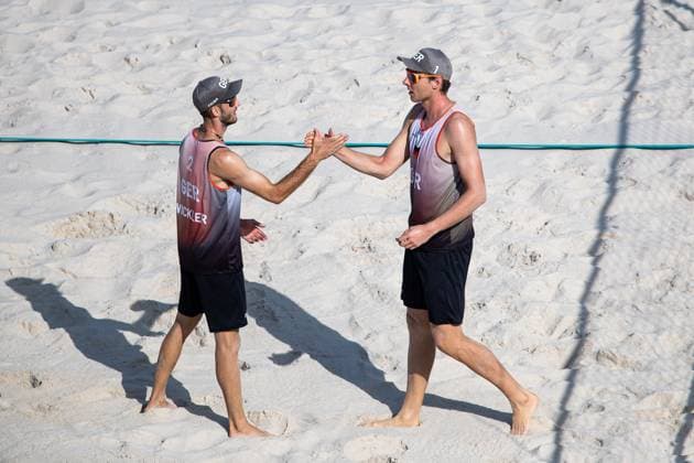 FRA, Olympische Spiele Paris 2024, Beachvolleyball Herren Vorrunde Gruppe C, 30.07.2024 Ehlers Wickler (FRA) vs Bassereau Lynell (FRA) Abklatschen Ehlers, Wickler FRA, Olympische Spiele Paris 2024, Beachvolleyball Herren Vorrunde Gruppe C 30.07.2024 Paris Copyright: xEibner-Pressefoto RogerxBuerkex EP_RBE