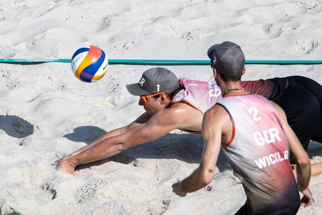 FRA, Olympische Spiele Paris 2024, Beachvolleyball Herren Vorrunde Gruppe C, 30.07.2024 Ehlers Wickler (FRA) vs Bassereau Lynell (FRA) Ehlers hechtet zum Ball FRA, Olympische Spiele Paris 2024, Beachvolleyball Herren Vorrunde Gruppe C 30.07.2024 Paris Copyright: xEibner-Pressefoto RogerxBuerkex EP_RBE