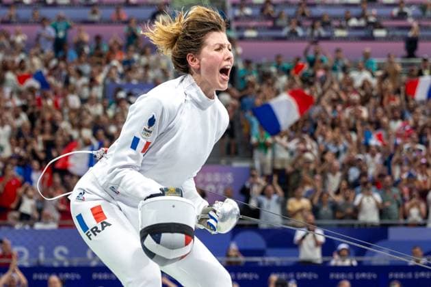 Sport Themen der Woche KW31 Sport Bilder des Tages Fencing - Olympic Games, Olympische Spiele, Olympia, OS Paris 2024: Day 4 Auriane Mallo - Breton of Team France reacts after winning the the Women s Epee Team Semifinal 2, Match 8 match between Team Poland and Team France on day four of the Olympic Games Paris 2024 at Grand Palaison July 30, 2024 in Nanterre, France Paris France  Copyright: xAndrzejxIwanczukx originalFilename:iwanczuk-fencingo240730_npITz.jpg