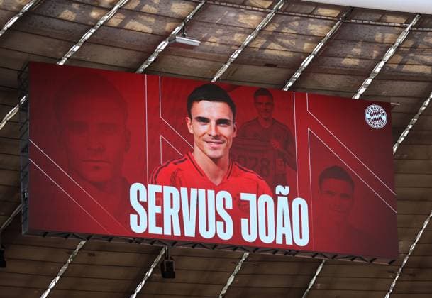 Sport Themen der Woche KW31 Sport Bilder des Tages München, Deutschland 30. Juli 2024: Fussball, Herren, Saison 2023 2024, FC Bayern München, Vorstellung Joao Palhinha Hier im Bild Joao, Joao Palhinha FC Bayern München der im Rahmen einer Pressekonferenz vorgestellt wurde, auf der Anzeigetafel Servus Joao *** Munich, Germany 30 July 2024 Football, Men, Season 2023 2024, FC Bayern Munich, Presentation Joao Palhinha Here in the picture Joao, Joao Palhinha FC Bayern Munich who was presented at a press conference, on the scoreboard Servus Joao