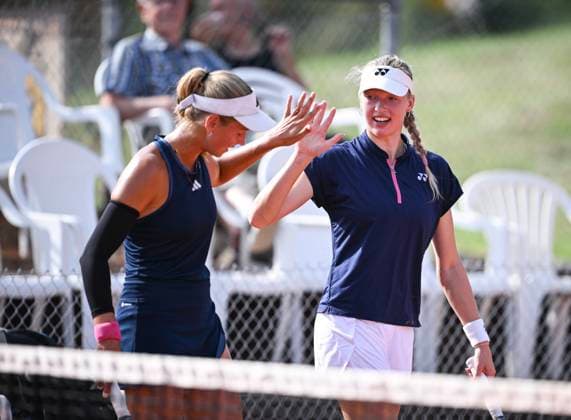 Tennis ITF Tour Ladies Open Hechingen 2024 30.07.2024 1. Runde Doppel Marie Vogt (re, GER) klatscht Emily Seibold (li, GER) ab