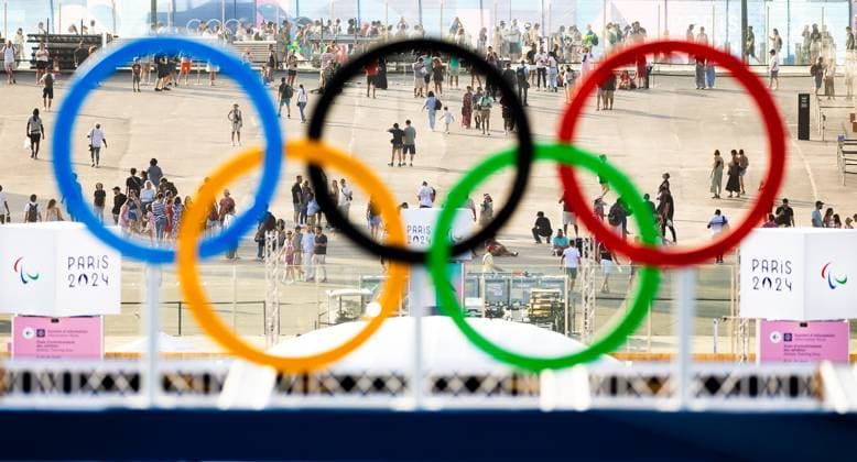 PARIS - The Olympic rings of the Beach volleyball, Beachvolleyball stadium under the Eiffel Tower. ANP IRIS VAN DEN BROEK xVIxANPxSportx xxANPxIVx 504656605 originalFilename: 504656605.jpg