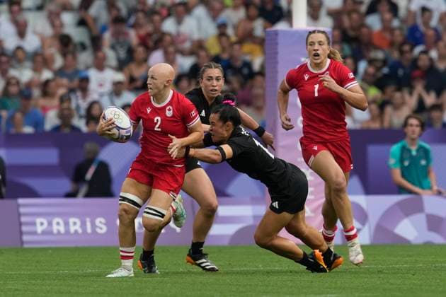 July 30, 2024, Paris, France: Canada back Olivia Apps (2) tackled by New Zealand back Theresa Setefano (10) as Canada forward Caroline Crossley (1) looks on during the women s rugby sevens gold medal match at the Summer Olympics in Paris on Tuesday, July 30, 2024. Canada News - July 30, 2024  - ZUMAc35_ 20240730_zaf_c35_053 Copyright: xAdrianxWyldx
