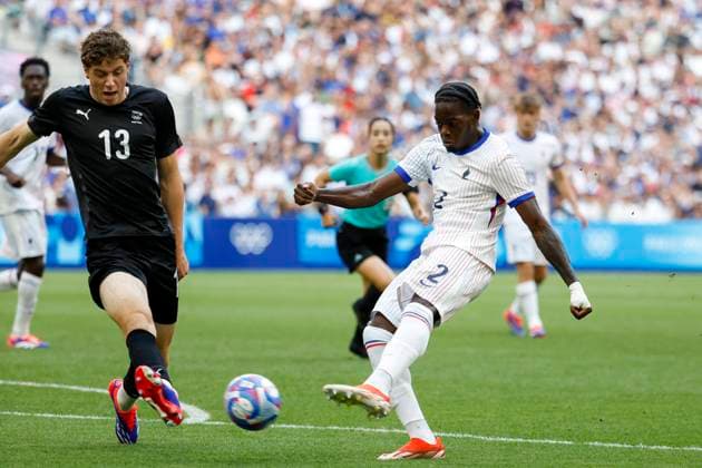 JEUX OLYMPIQUES PARIS 2024 PHOTOPQR LA PROVENCE SPEICH Frederic ; Marseille ; 30 07 2024 ; Jeux Olympiques Paris 2024 Tournoi de football olympique masculin Groupe A 3e journee Match Nouvelle-Zelande ( NZL ) - France ( FRA ) au Stade Velodrome de Marseille LUKEBA (FRA) KELLY-HEALD (NZL) - The Paris 2024 Summer Olympic Games, Olympische Spiele, Olympia, OS (Jul 26-Aug 11, 2024). - The Paris 2024 Summer Olympic Games (Jul 26-Aug 11, 2024).