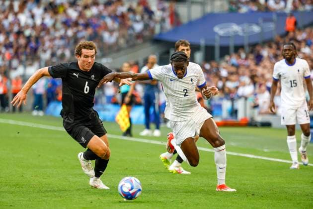 JEUX OLYMPIQUES PARIS 2024 PHOTOPQR LA PROVENCE SPEICH Frederic ; Marseille ; 30 07 2024 ; Jeux Olympiques Paris 2024 Tournoi de football olympique masculin Groupe A 3e journee Match Nouvelle-Zelande ( NZL ) - France ( FRA ) au Stade Velodrome de Marseille BELL (NZL) LUKEBA (FRA) - The Paris 2024 Summer Olympic Games, Olympische Spiele, Olympia, OS (Jul 26-Aug 11, 2024). - The Paris 2024 Summer Olympic Games (Jul 26-Aug 11, 2024).