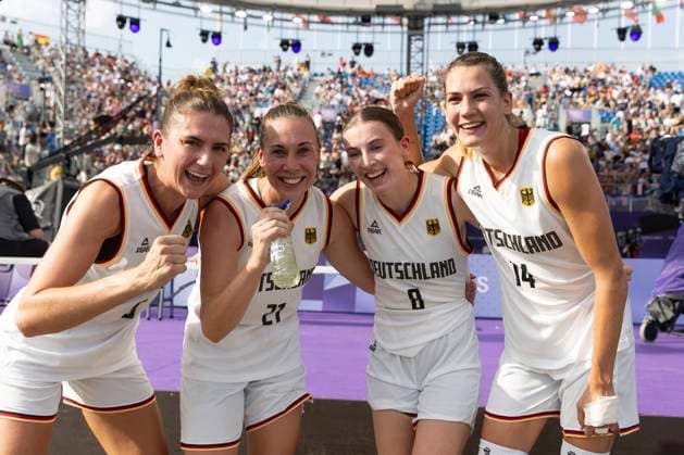 Freude ueber den Sieg ueber die USA von Marie REICHERT (GER, 6), Svenja BRUNCKHORST (GER, 21), Elisa MEVIUS (GER, 8) und Sonja GREINACHER (GER, 14), Jubel, Freude, Lachen; 3x3 Basketball Frauen Deutschland (GER) vs Vereinigte Staaten von Amerika (USA), Endstand 17-13, Vorrunde, Spiel 1, am 30.07.2024, Olympische Spiele Paris 2024 Frankreich; Â