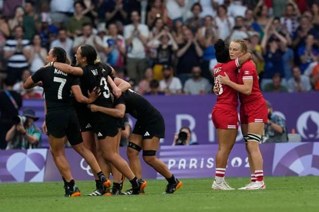 July 30, 2024, Paris, France: New Zealand players celebrate their win as Canada back Fancy Bermudez (10) hugs teammate Carissa Norsten (right) following the women s rugby sevens gold medal match at the Summer Olympics in Paris on Tuesday, July 30, 2024. Canada News - July 30, 2024  - ZUMAc35_ 20240730_zaf_c35_061 Copyright: xAdrianxWyldx