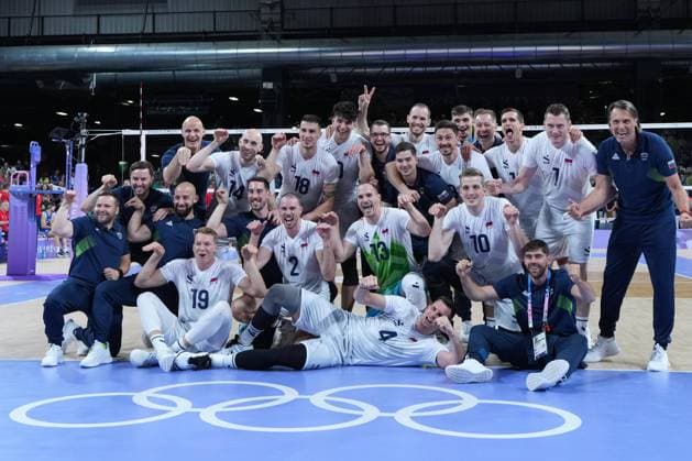 (240730) -- PARIS, July 30, 2024 -- Players of team Slovenia pose for photos after the men s preliminary round pool A match of volleyball between Slovenia and Serbia at the Paris 2024 Olympic Games, Olympische Spiele, Olympia, OS in Paris, France, July 30, 2024. ) (PARIS2024)FRANCE-PARIS-OLY-VOLLEYBALL JuxHuanzong 
