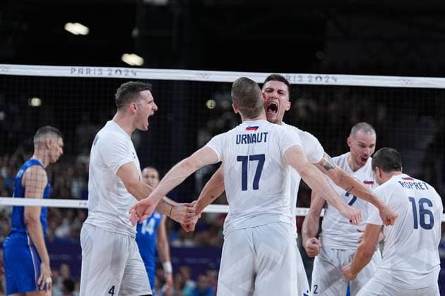 (240730) -- PARIS, July 30, 2024 -- Tine Urnaut (front) of Slovenia cheers with teammates after scoring during the men s preliminary round pool A match of volleyball between Slovenia and Serbia at the Paris 2024 Olympic Games, Olympische Spiele, Olympia, OS in Paris, France, July 30, 2024. ) (PARIS2024)FRANCE-PARIS-OLY-VOLLEYBALL JuxHuanzong 
