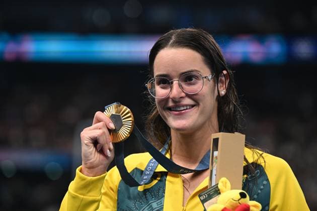 Sport Themen der Woche KW31 Sport Bilder des Tages OLY24 SWIMMING, Gold medallist Australian swimmer Kaylee McKeown poses with her gold medal after winning the Women s 100m Backstroke Final at Paris La Defense Arena, as part of the 2024 Paris Olympic Games, Olympische Spiele, Olympia, OS in Paris, France, Tuesday, July 30, 2024. ( NO ARCHIVING, EDITORIAL USE ONLY, NO USE IN BOOKS WITHOUT CONSENT PARIS FRANCE  Copyright: xDAVExHUNTx 20240731190187441227